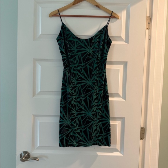 Celeb NWT Green & Black Patterned Velvet Dress size L Juniors - Picture 1 of 3